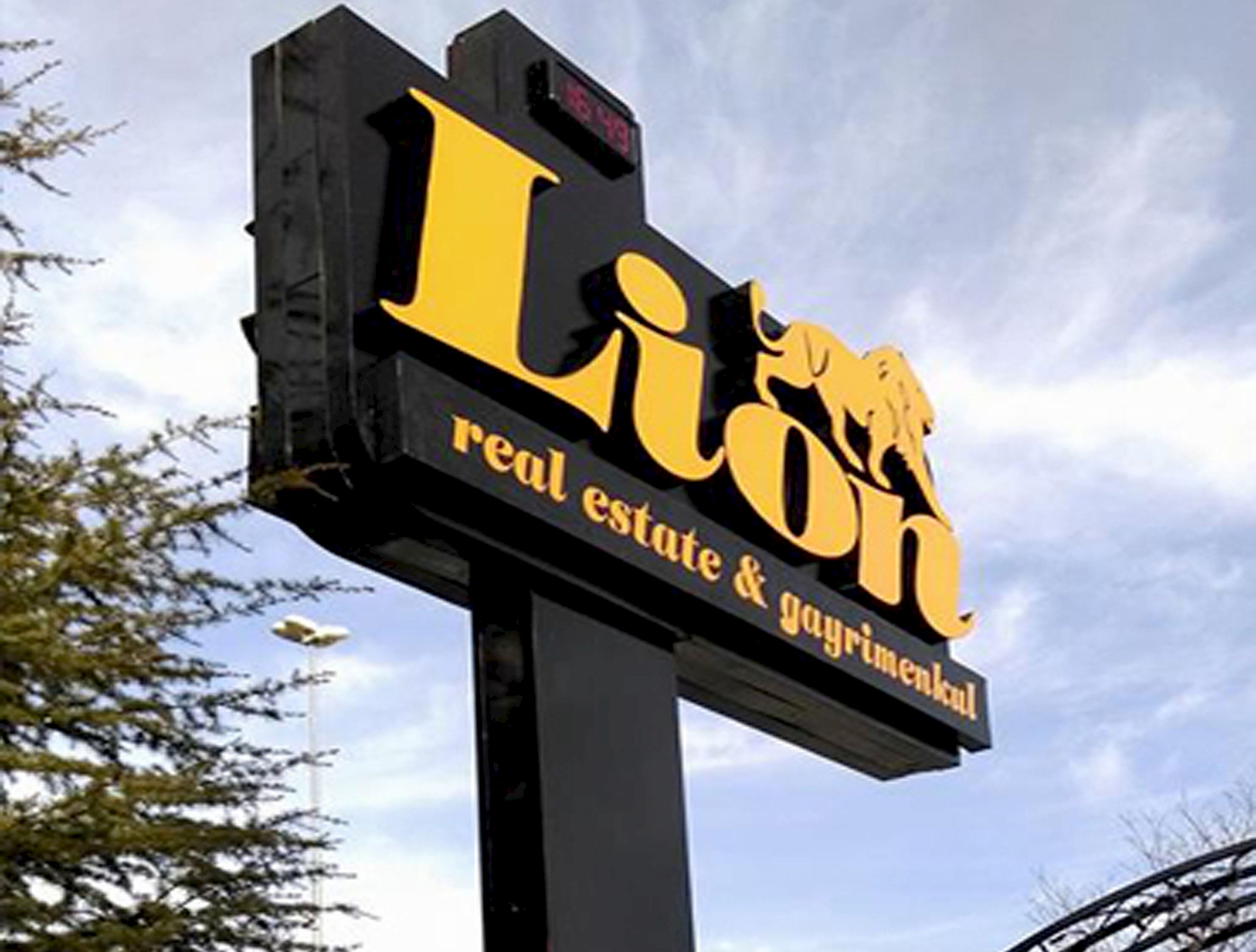 Emlakcı totem Tabela isikli