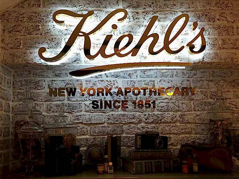 iç mekan sari paslanmaz krom tabela