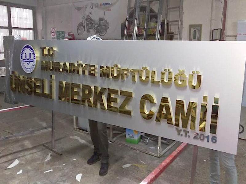 sari paslanmaz krom tabela